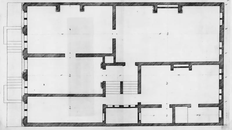 Architektonischer Grundriss eines Gebäudes in Schwarz-Weiß – Symbolbild für Wohnungsaufteilung, Mietflächenberechnung und Bedeutung der Mietkautionsversicherung im Mietvertrag.