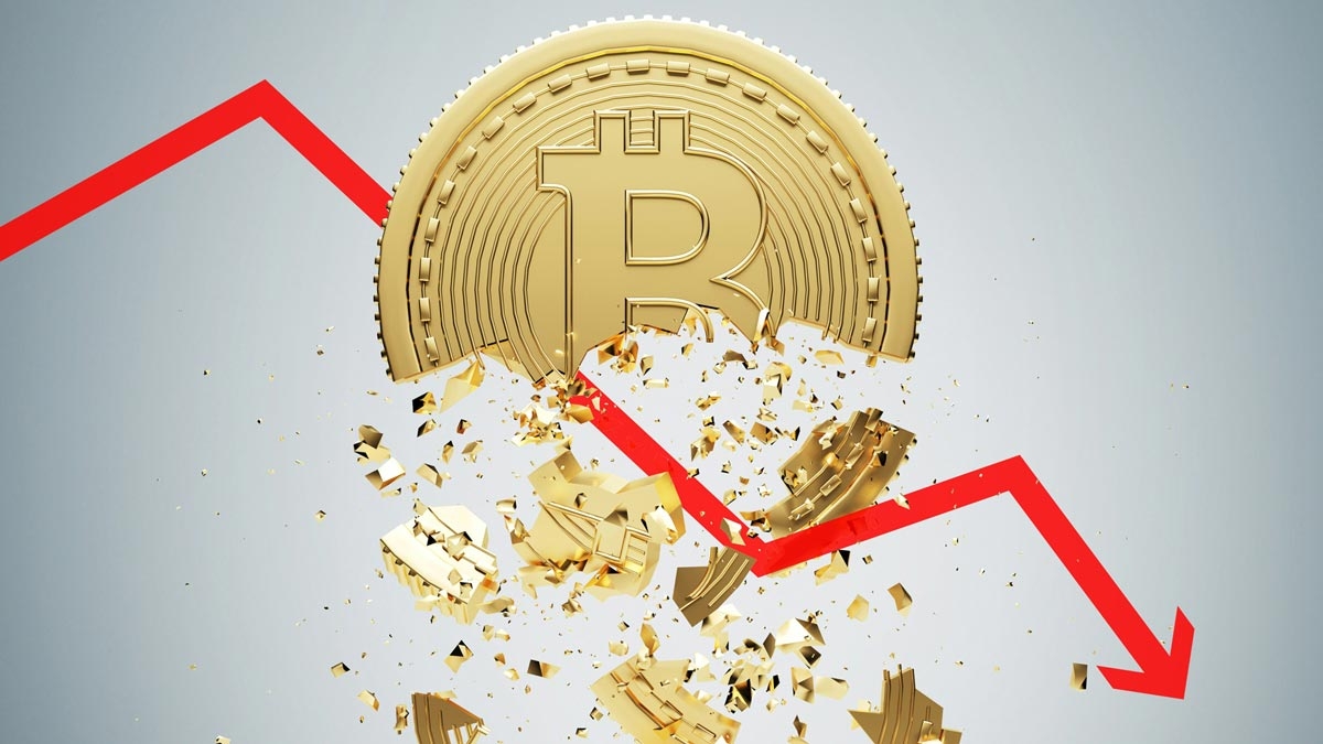 Symbolische Darstellung eines fallenden Bitcoin-Kurses mit zerbrechender Münze und rotem Abwärtspfeil, im Kontrast zur Sicherheit einer Mietkautionsversicherung.