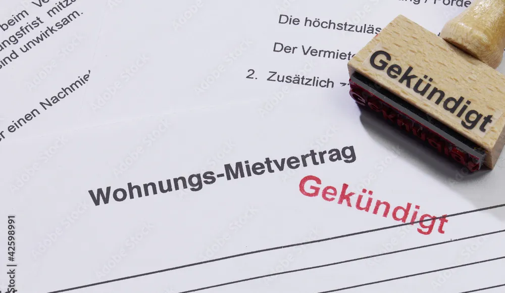 Wohnungsmietvertrag mit rotem Stempel „gekündigt“ – Symbolbild für Wohnungskündigung, Kündigungsfrist und rechtssichere Beendigung des Mietverhältnisses.