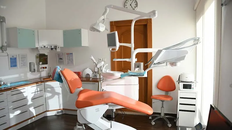 Modern eingerichteter Behandlungsraum in einer Zahnarztpraxis mit Behandlungsstuhl und medizinischer Ausstattung – Symbolbild für gewerbliche Mietverhältnisse und Mietkautionsversicherung für Arztpraxen.